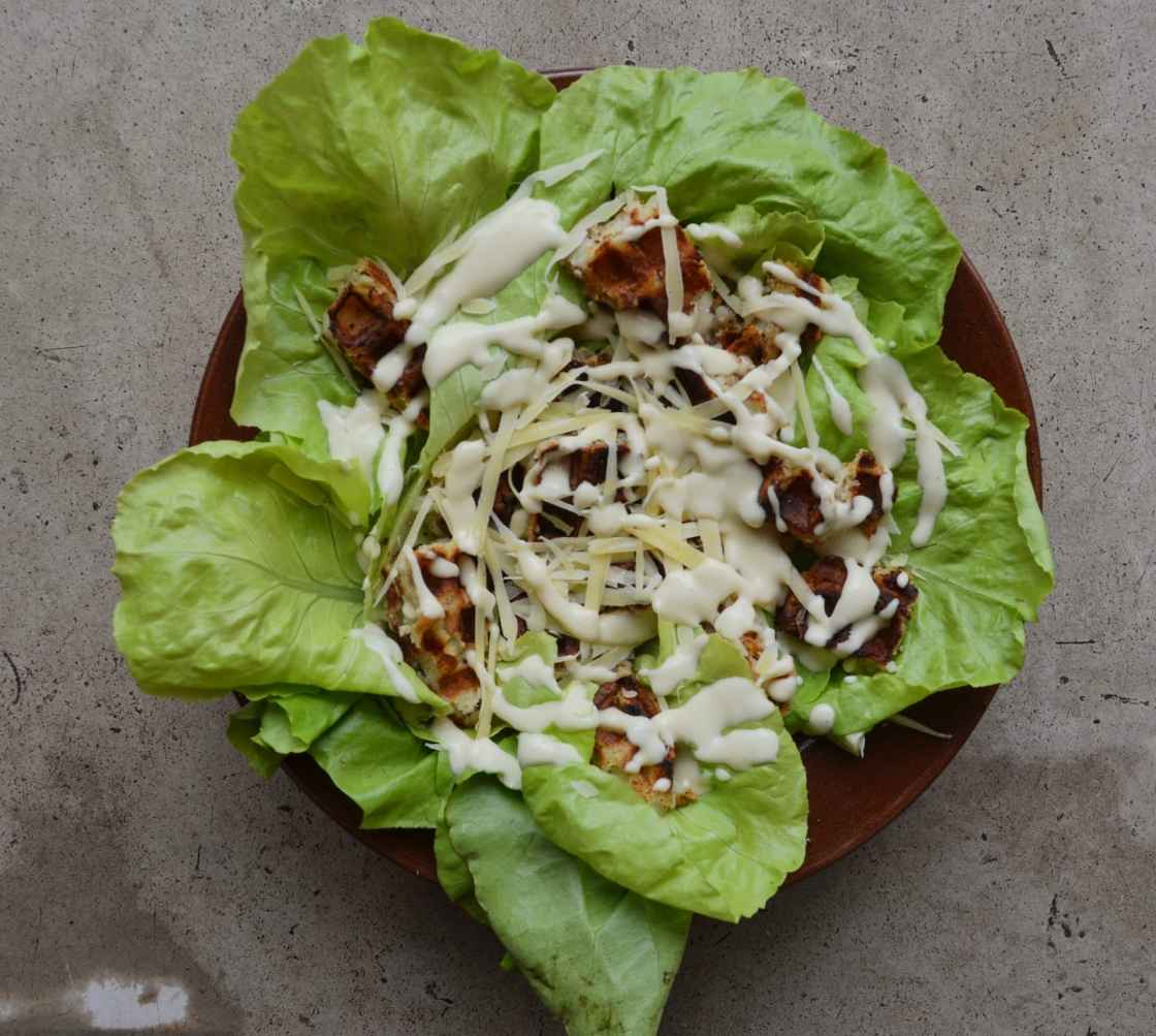 Ensalada Cesar con trocitos de waffle